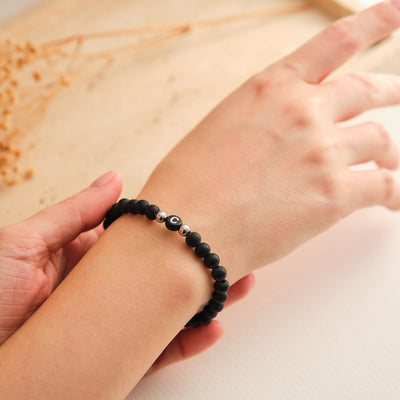 Initial Partnerarmband mit schwarzen Perlen - OTANTO