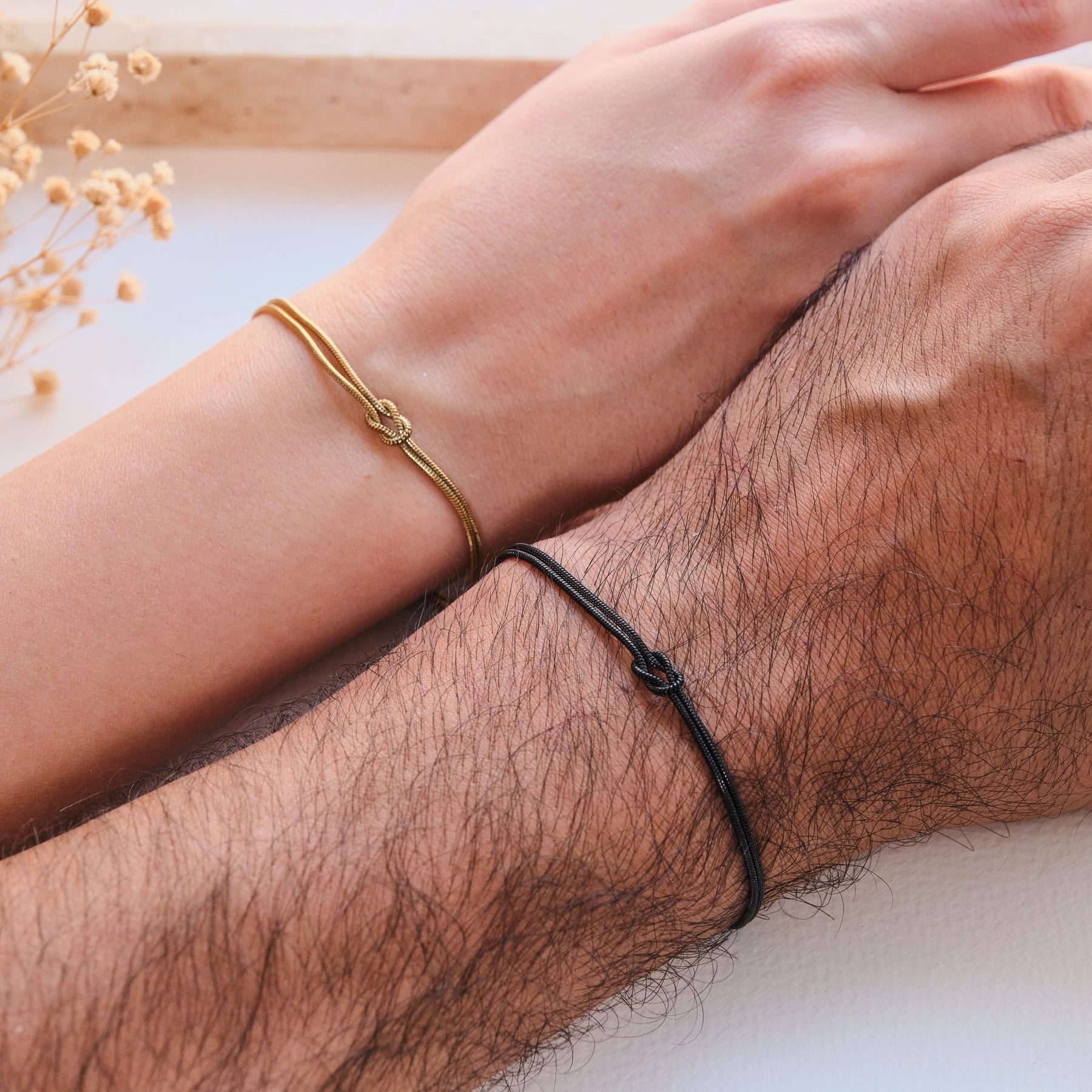 OTANTO Produktbild eines Liebesknoten-Armbands als Beispiel für personalisierten Paarschmuck.